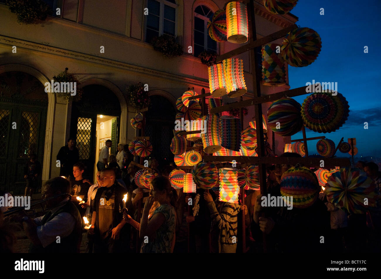 Late-Night-Party der Bastille Day in den Straßen von Honfleur, Frankreich Stockfoto