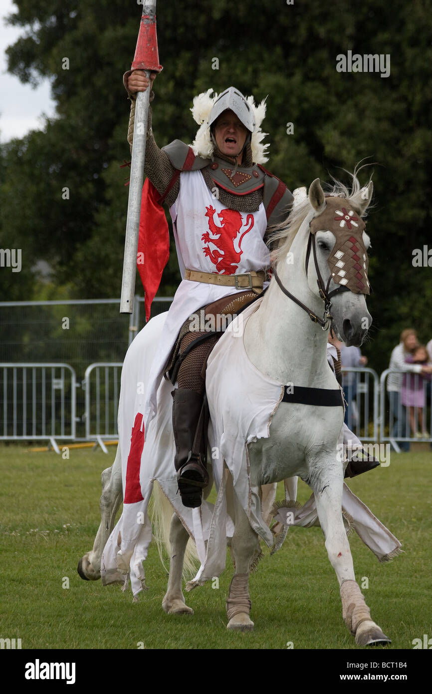 weißer Ritter Turnier mittelalterlichen Ritterturniere Wettbewerb Lambeth Land zeigen, Brockwell Park Tulse Hill, London, England, UK, Europa Stockfoto