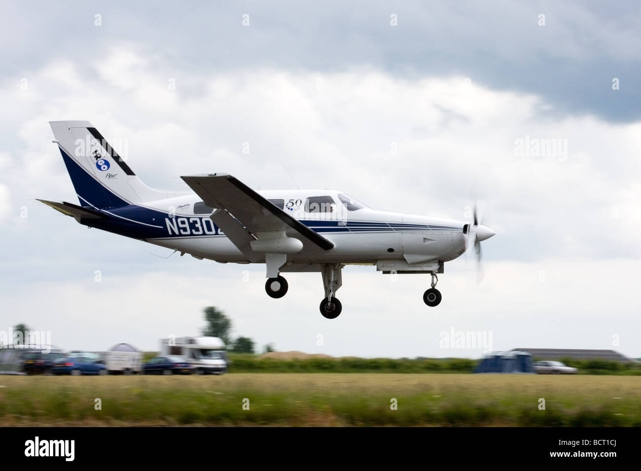 Piper PA-46-350 P Malibu Mirage N930Z im Endanflug auf Wickenby Flugplatz landen Stockfoto