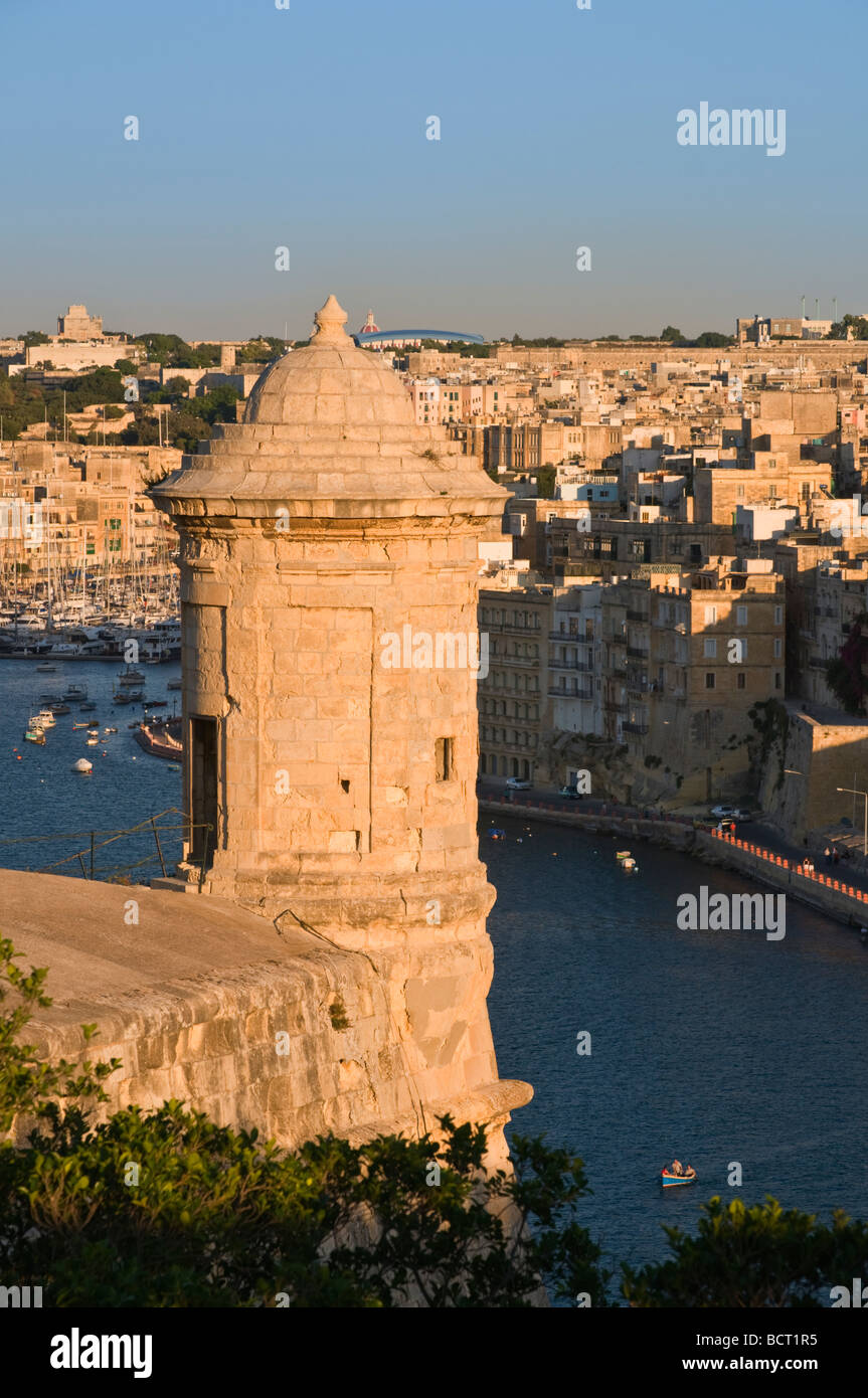 Wachposten und Blick auf den Grand Harbour Valletta Malta Stockfoto