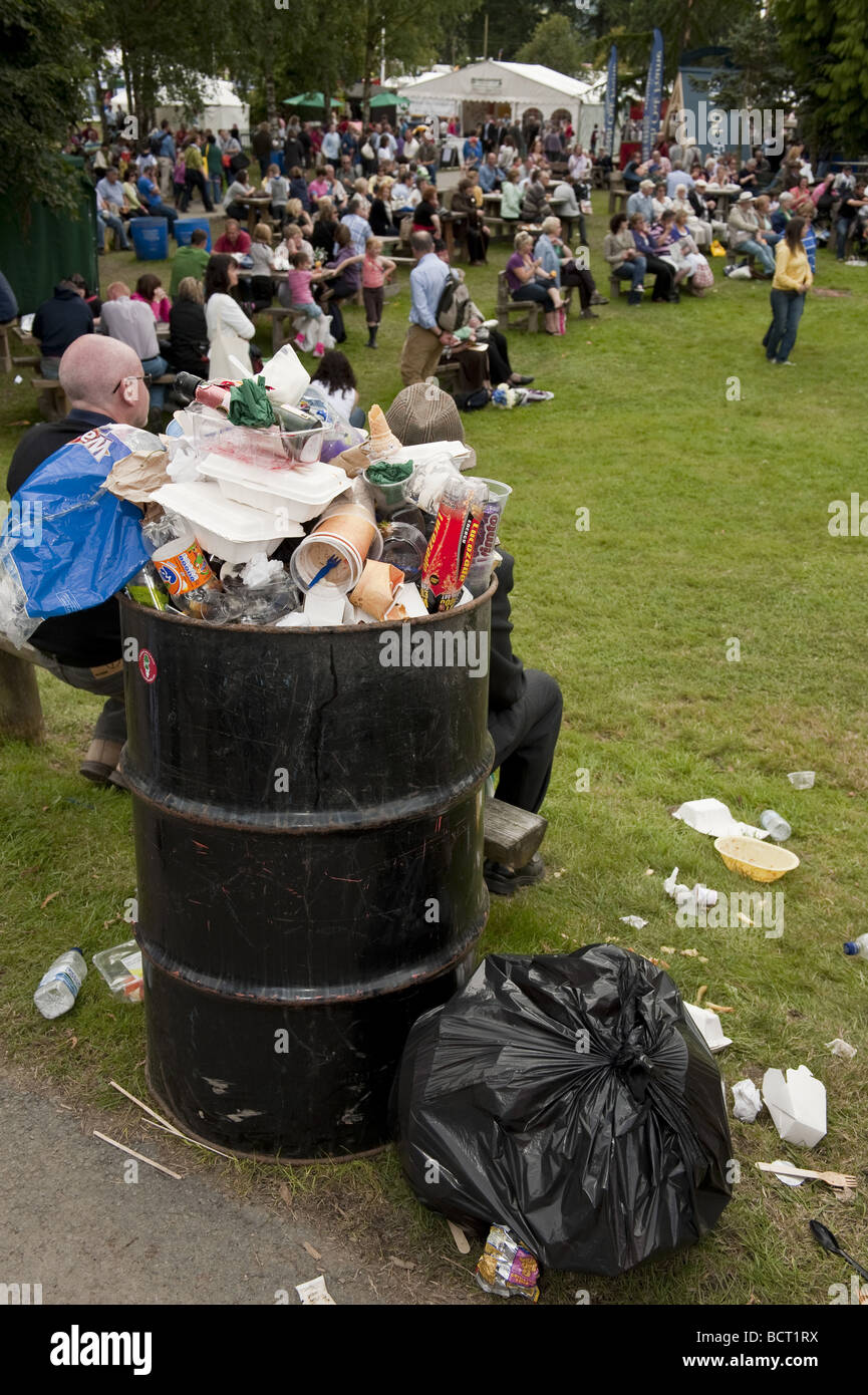 Überquellenden Mülltonnen voll von Fast-Food Verpackungen und anderen Müll in ein outdoor-Event / Festival. Stockfoto