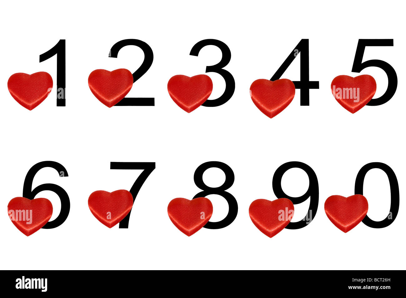 Schwarzen arabischen Ziffern mit roten Herzen isoliert auf weiß Stockfoto