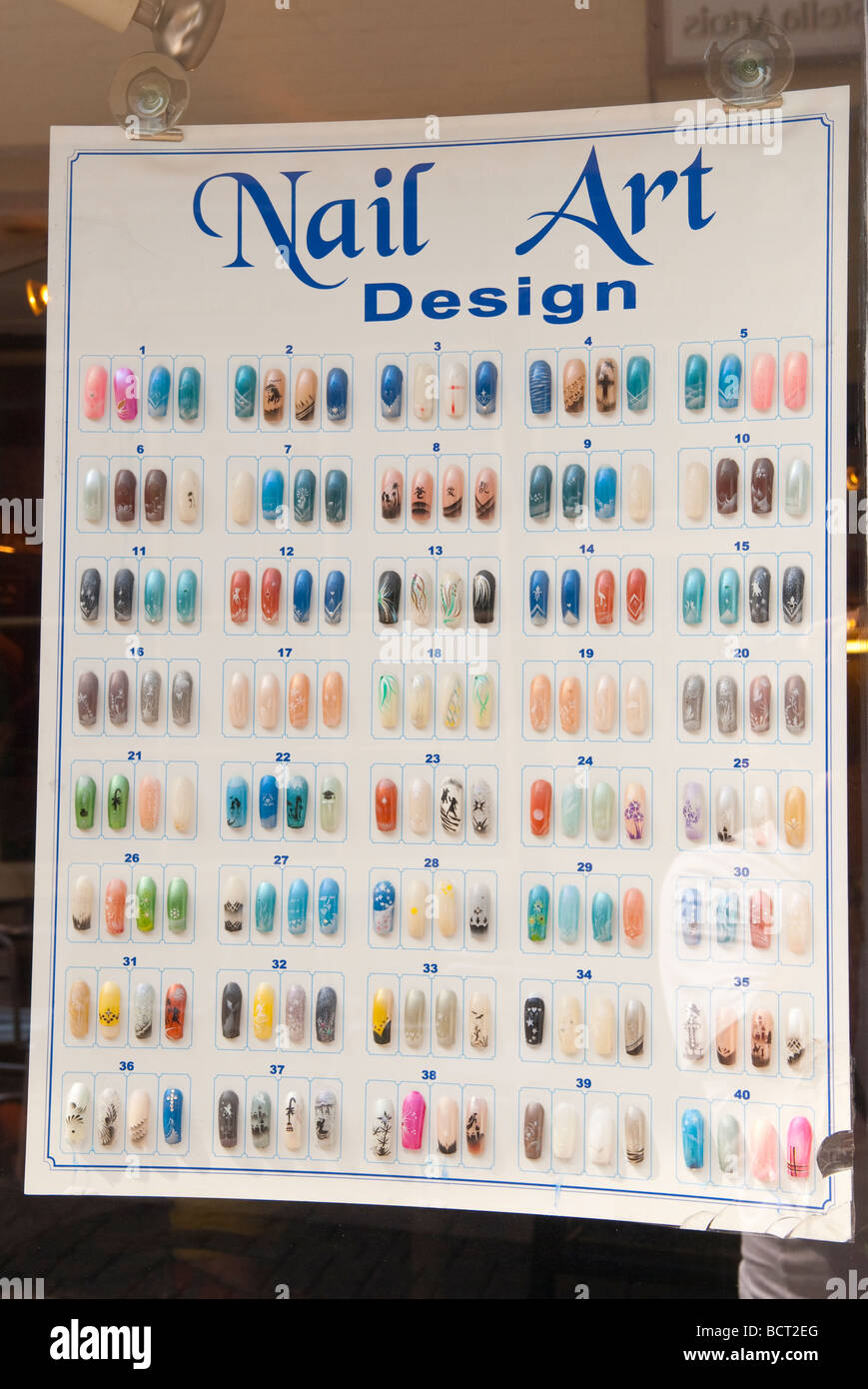 Eine Auswahl an verschiedenen lackierten Designer Nägel aus einem Nail Art Design Salon im Vereinigten Königreich Stockfoto