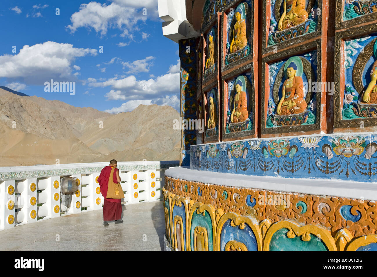 Buddhistischer Mönch umkreisen Shanti Stupa. Leh. Ladakh. Indien Stockfoto