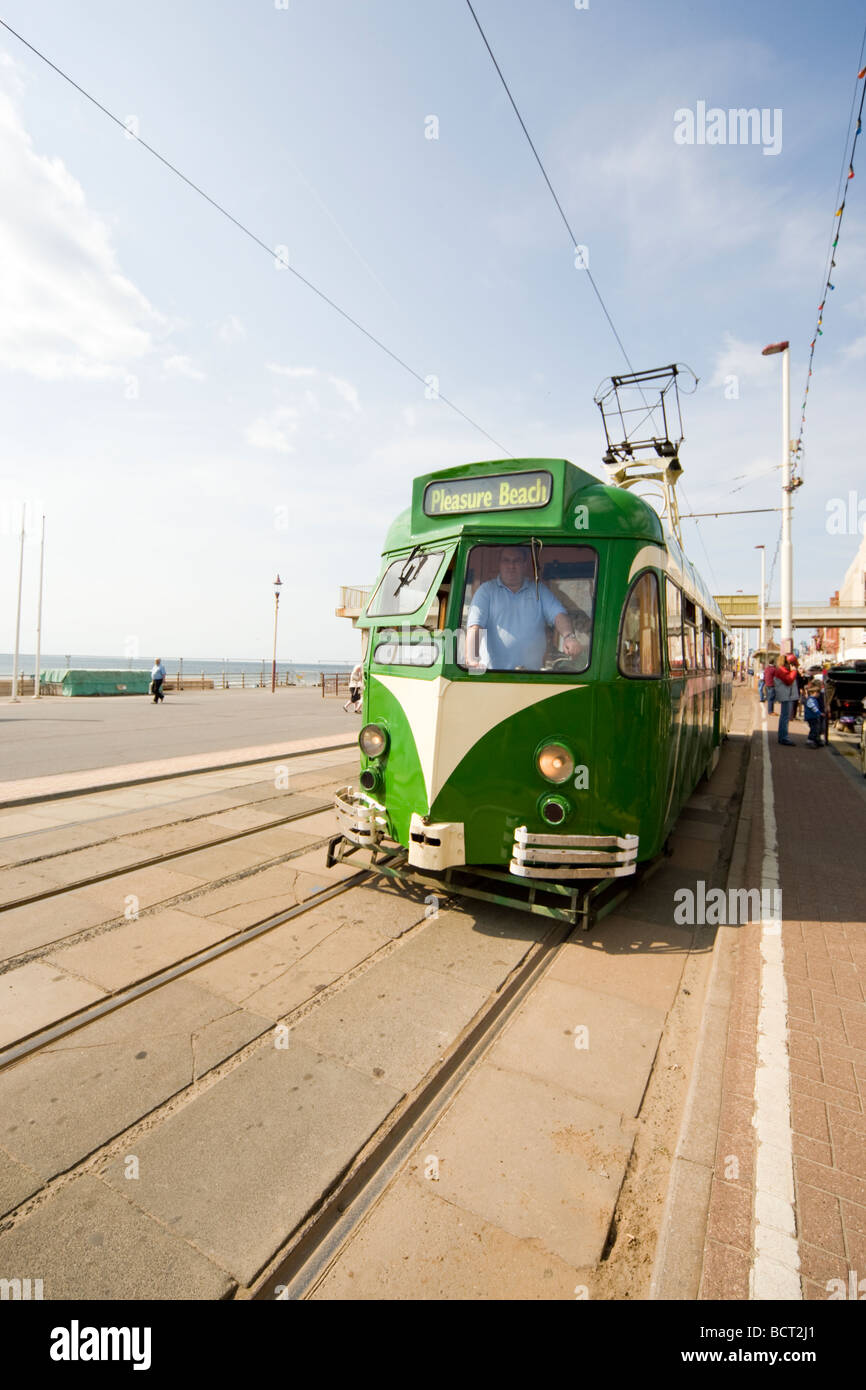 Blackpool Straßenbahn reisen entlang den Abschlussball. Stockfoto Blackpool Straßenbahn reisen entlang den Abschlussball. Stockfoto