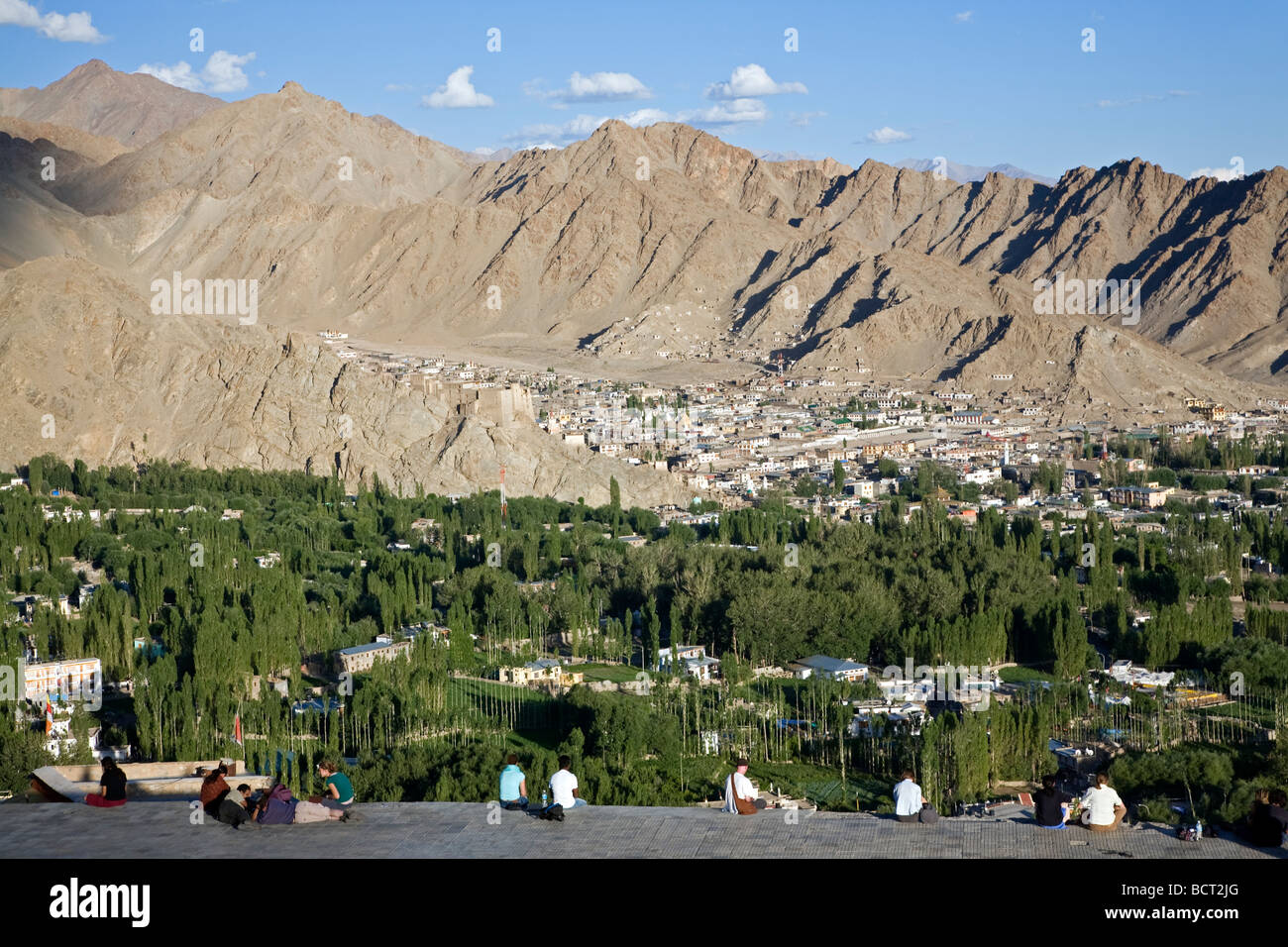 Menschen betrachten Leh Stadt aus Sicht der Shanti Stupa. Leh. Ladakh. Indien Stockfoto