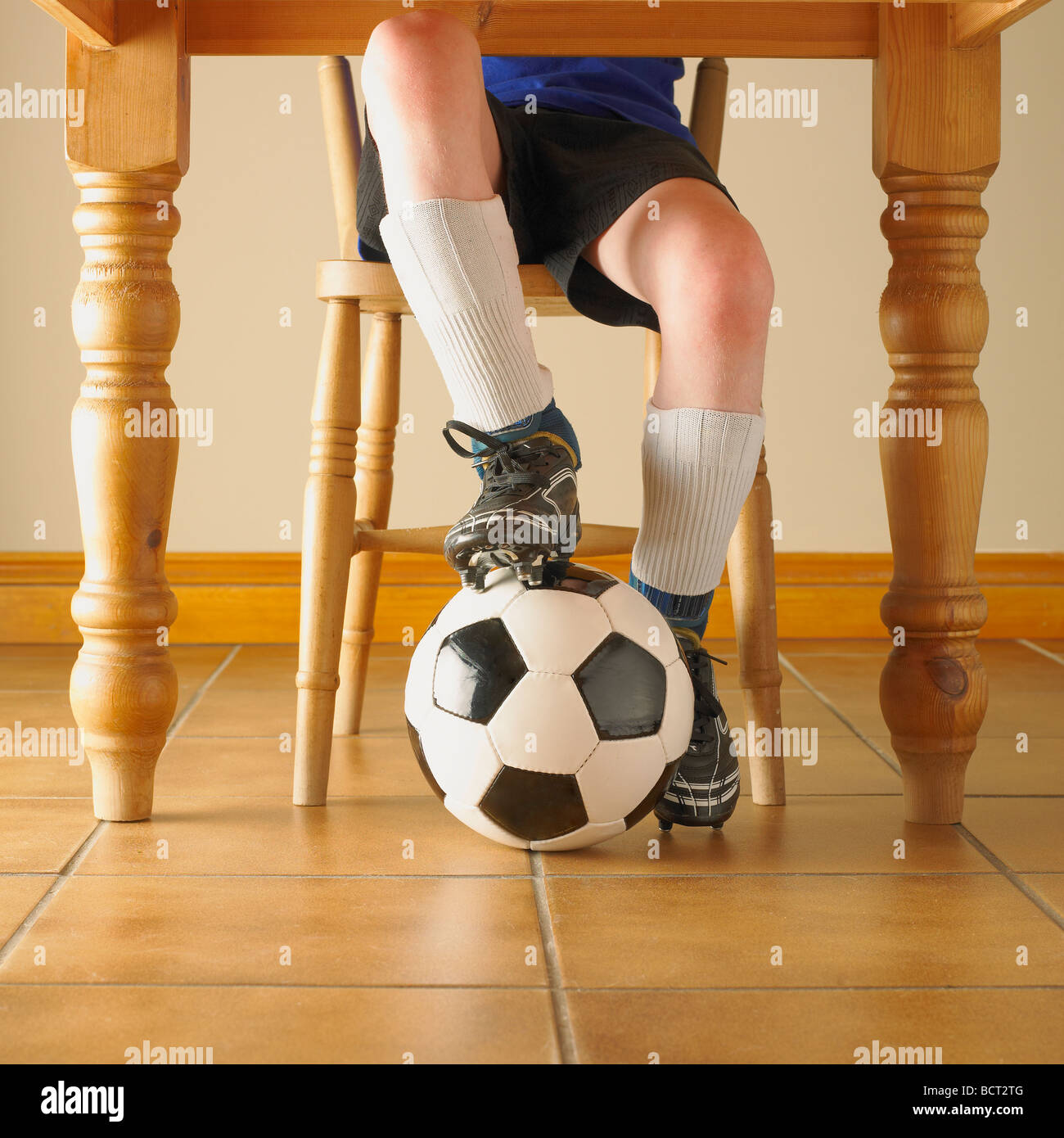 Jungen Fußball-Fanatiker, der liebt und lebt für den Fußball. Zusammen mit Bild BTC2XB Stockfoto