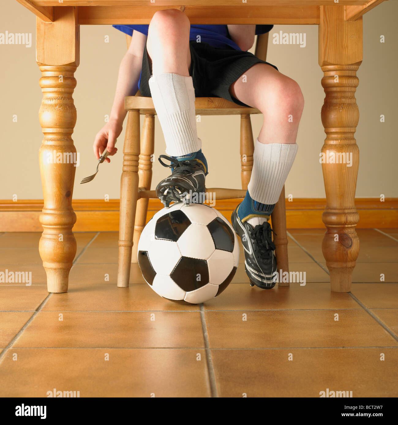Jungen Fußball-Fanatiker, der liebt und lebt für den Fußball. Kann zusammen mit Bild BCT2XB. Stockfoto