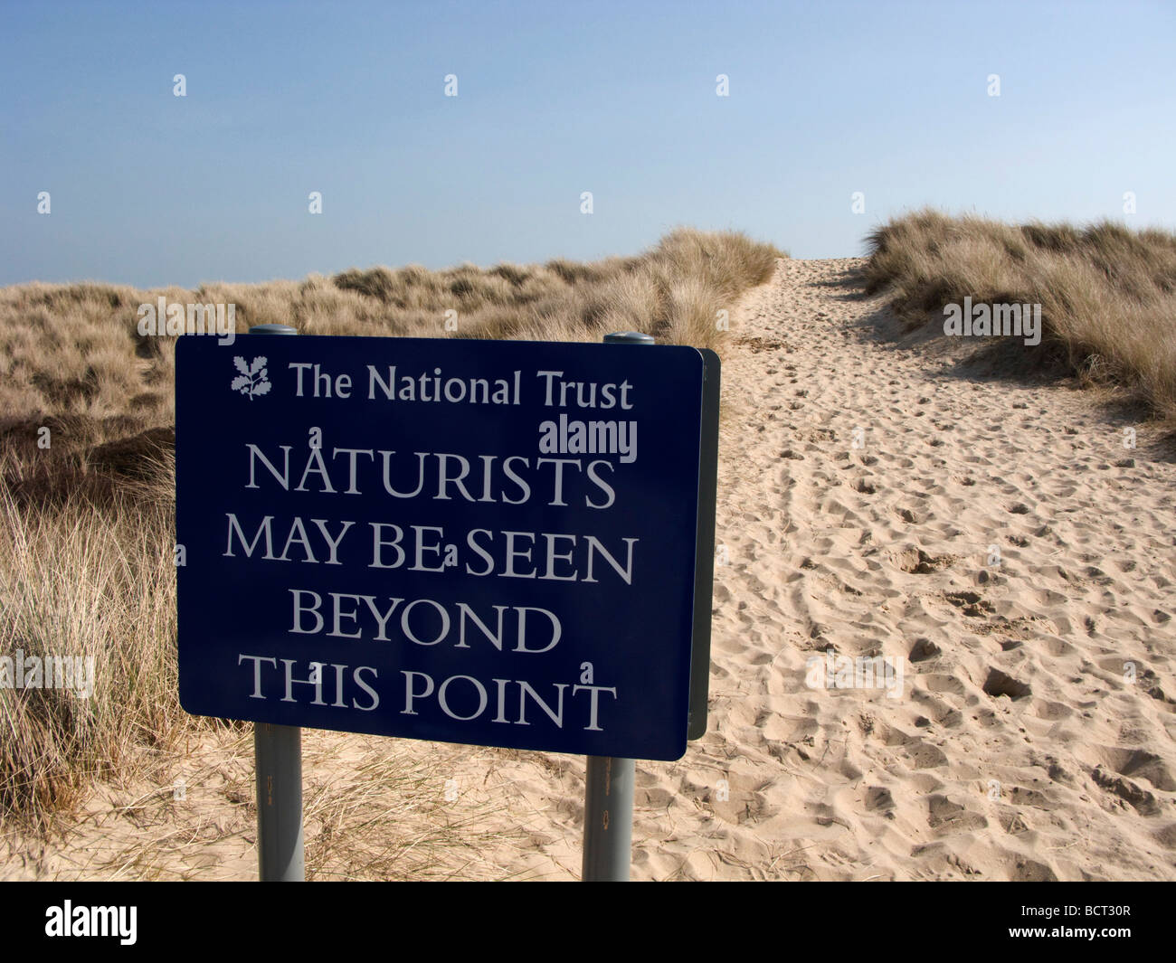 FKK-Schild am Studland Beach, Isle of Purbeck, Dorset, Großbritannien Stock...