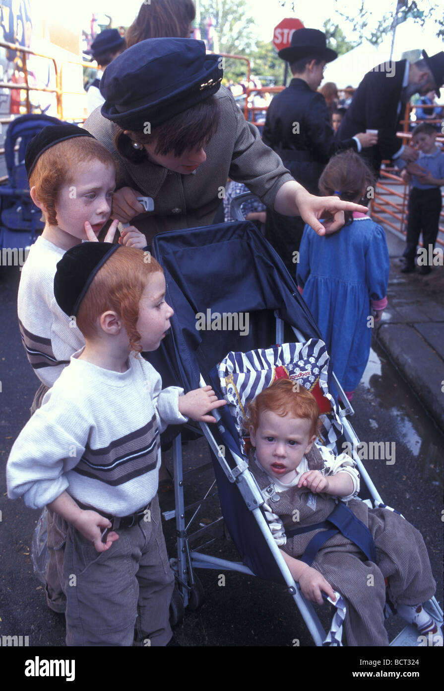 Orthodoxe jüdische Mutter mit drei Kindern alle mit roten Haaren Borough Park Brooklyn Stockfoto