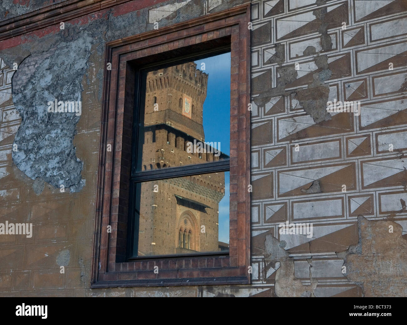 Fenster-Reflexion an das Castello Sforzesco, Mailand, 30. April 2009. Stockfoto