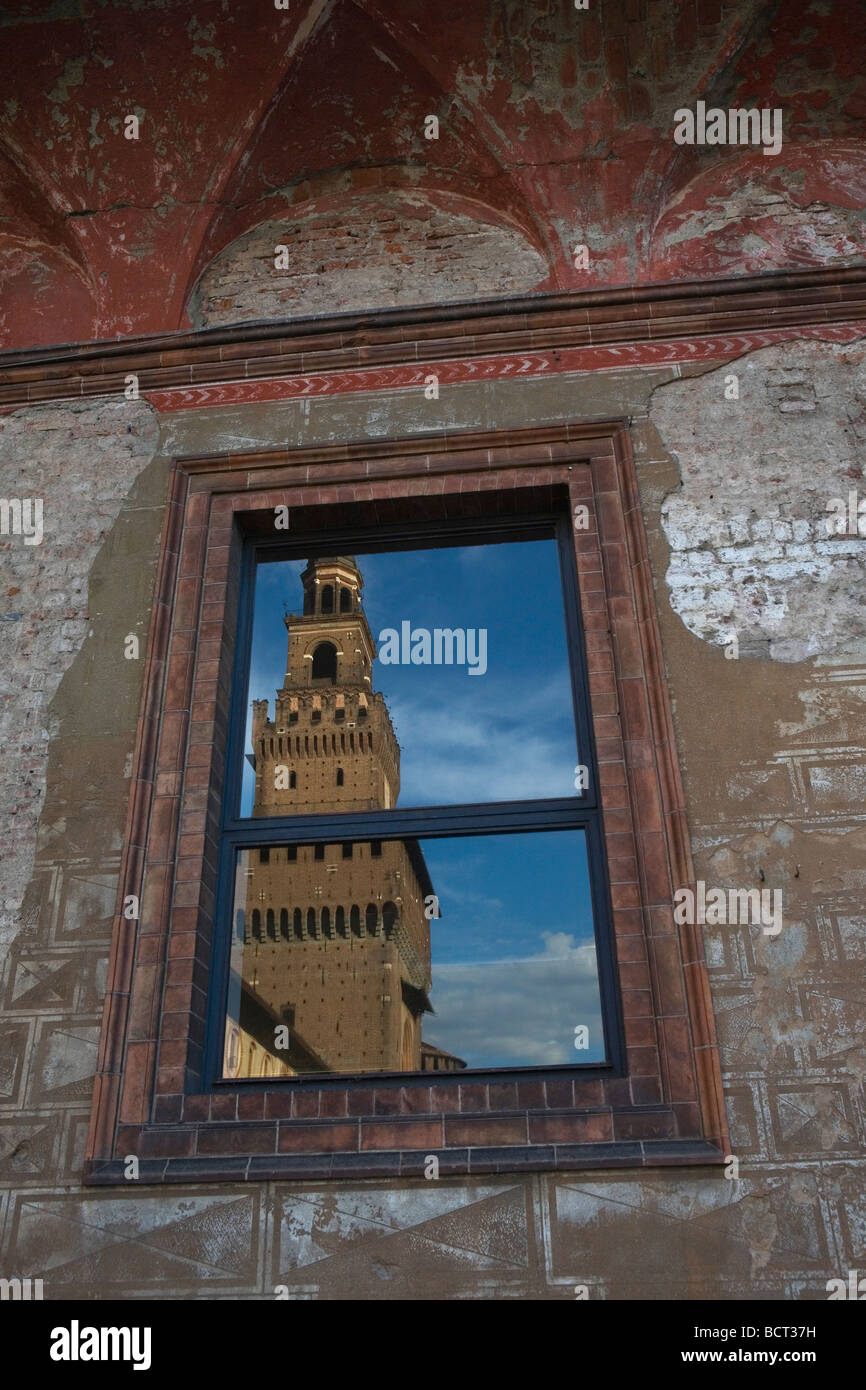 Fenster-Reflexion an das Castello Sforzesco, Mailand, 30. April 2009. Stockfoto