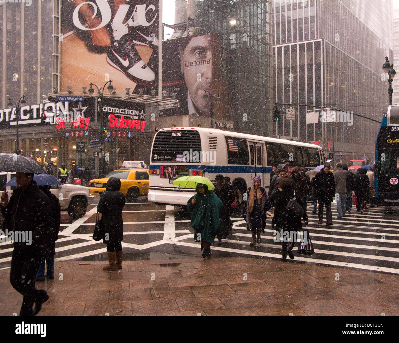 Rainy Day in New York City bei 7th Ave 34th St Stockfoto