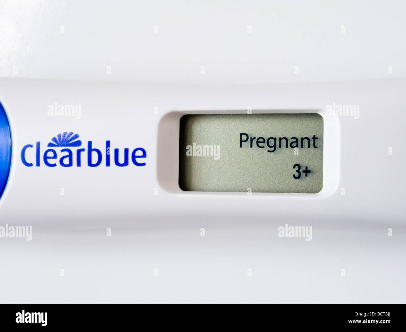 Ein Schwangerschaftstest Gerät zeigt ein positives Ergebnis schwangeres auf dem LCD-Display. Stockfoto