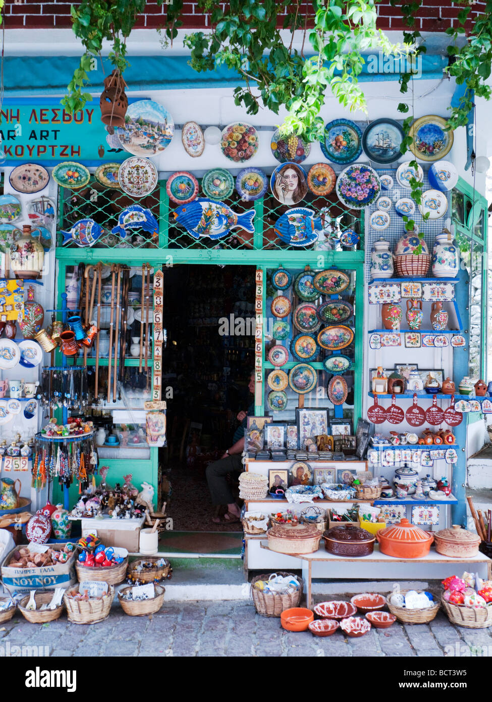 Detail der Tourist Shop Verkauf von traditionellen Kuensten und Handwerken n Agiassos auf Lesbos Insel in Griechenland Stockfoto