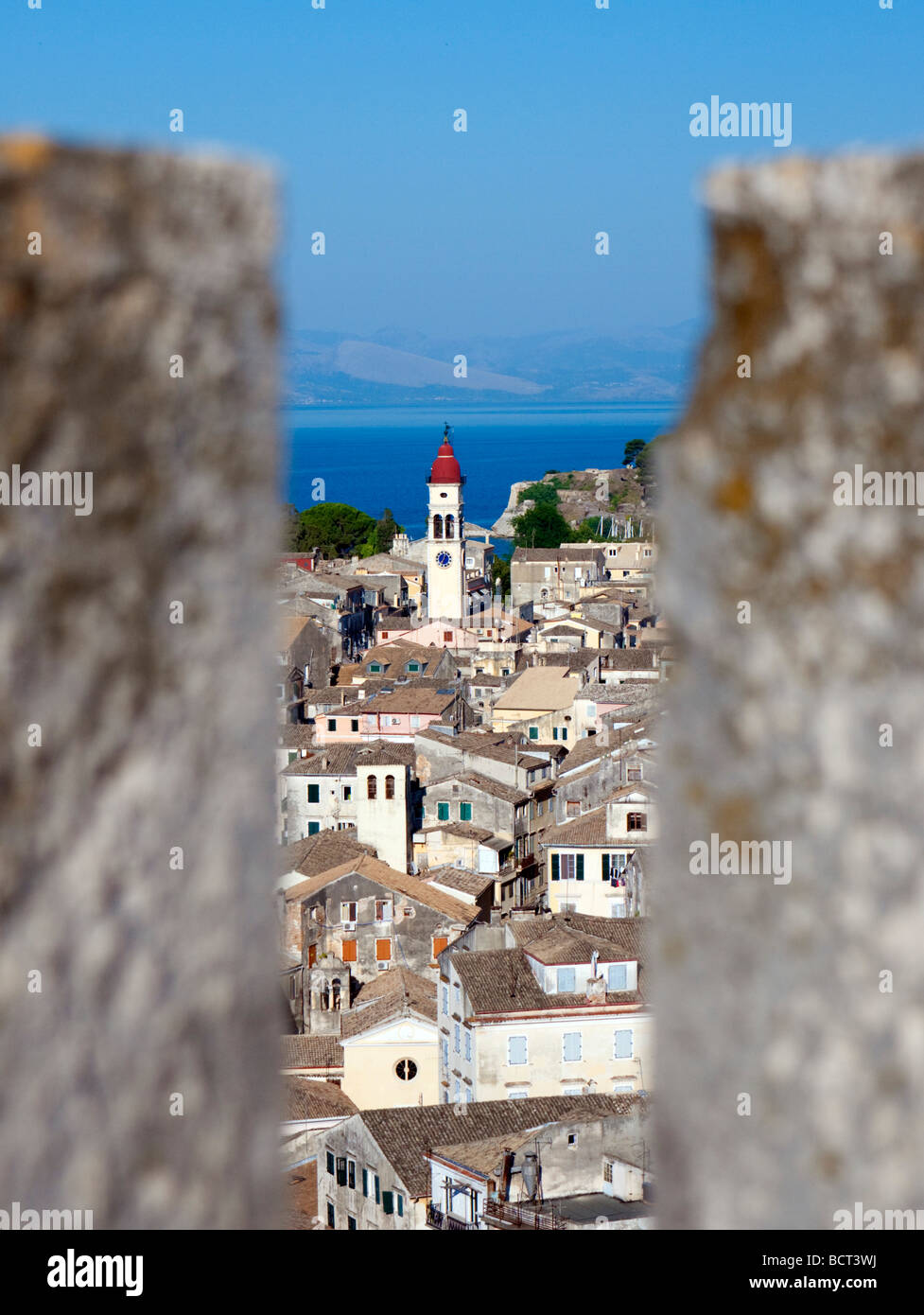 Blick über die historische alte Kerkyra in Richtung des alten Schlosses auf der Insel Korfu in Griechenland Stockfoto