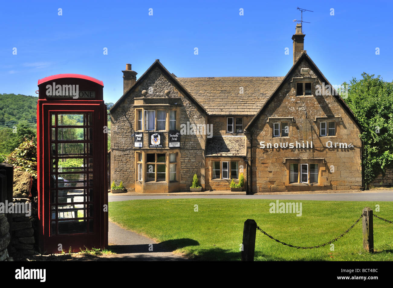 Snowshill Arme und Telefon Box, Snowshill, Broadway, Worcestershire, Cotswolds, England, UK Stockfoto