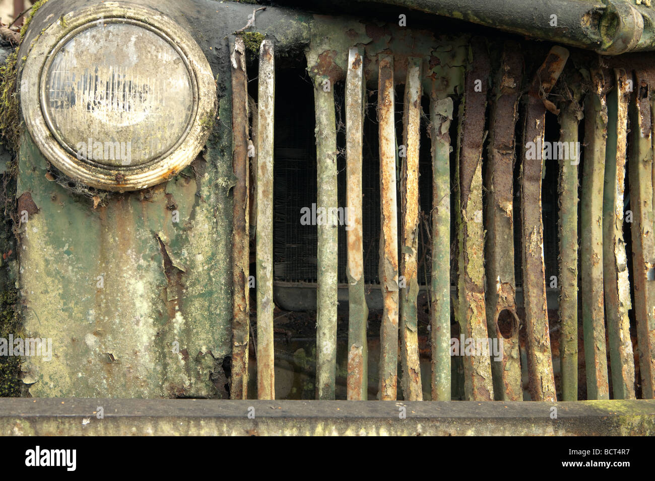 Die äußere Kühlergrill von einem alten verlassenen und kaputten LKW, die sich von oben nach unten verrostet ist. Stockfoto