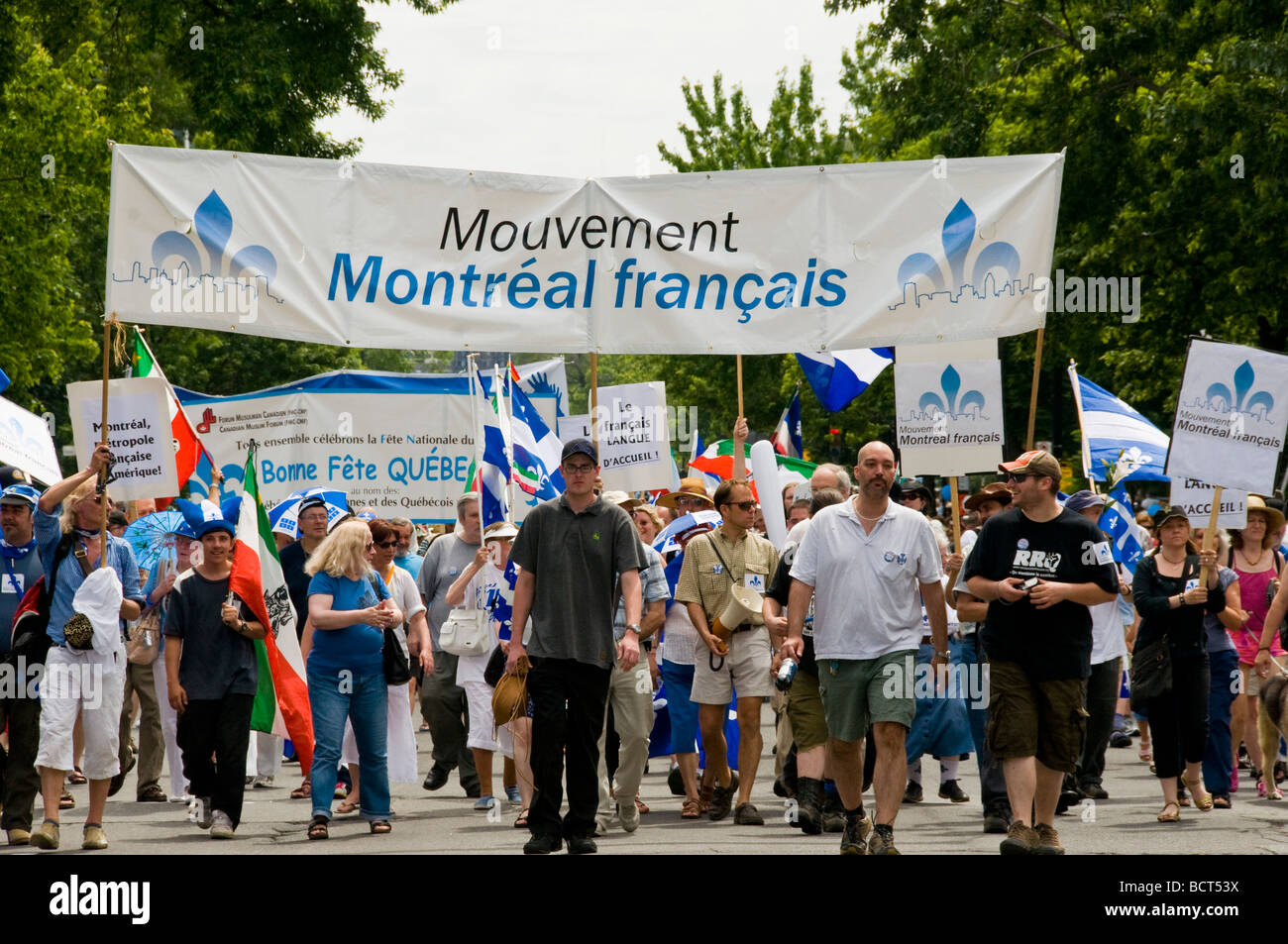Menschen für eine französische Montreal in Montreal am Saint Jean-Baptiste Day Parade Stockfoto