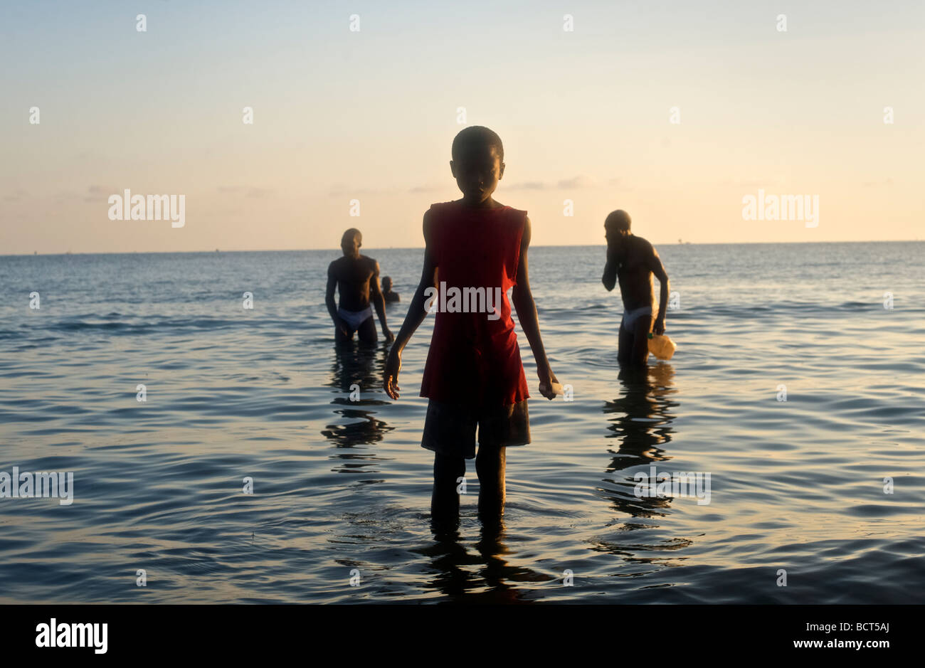 Pilger, die sich im Meer ein Voodoo-Ritual am Bord de Mer de reinigen Limonade, Haiti am 25. Juli 2008. Stockfoto