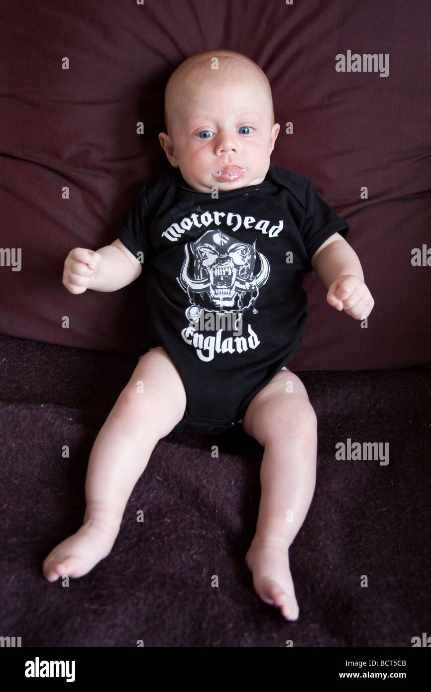 Zwei Monate altes Baby Boy in einem Motörhead-Anzug, London, England Stockfoto