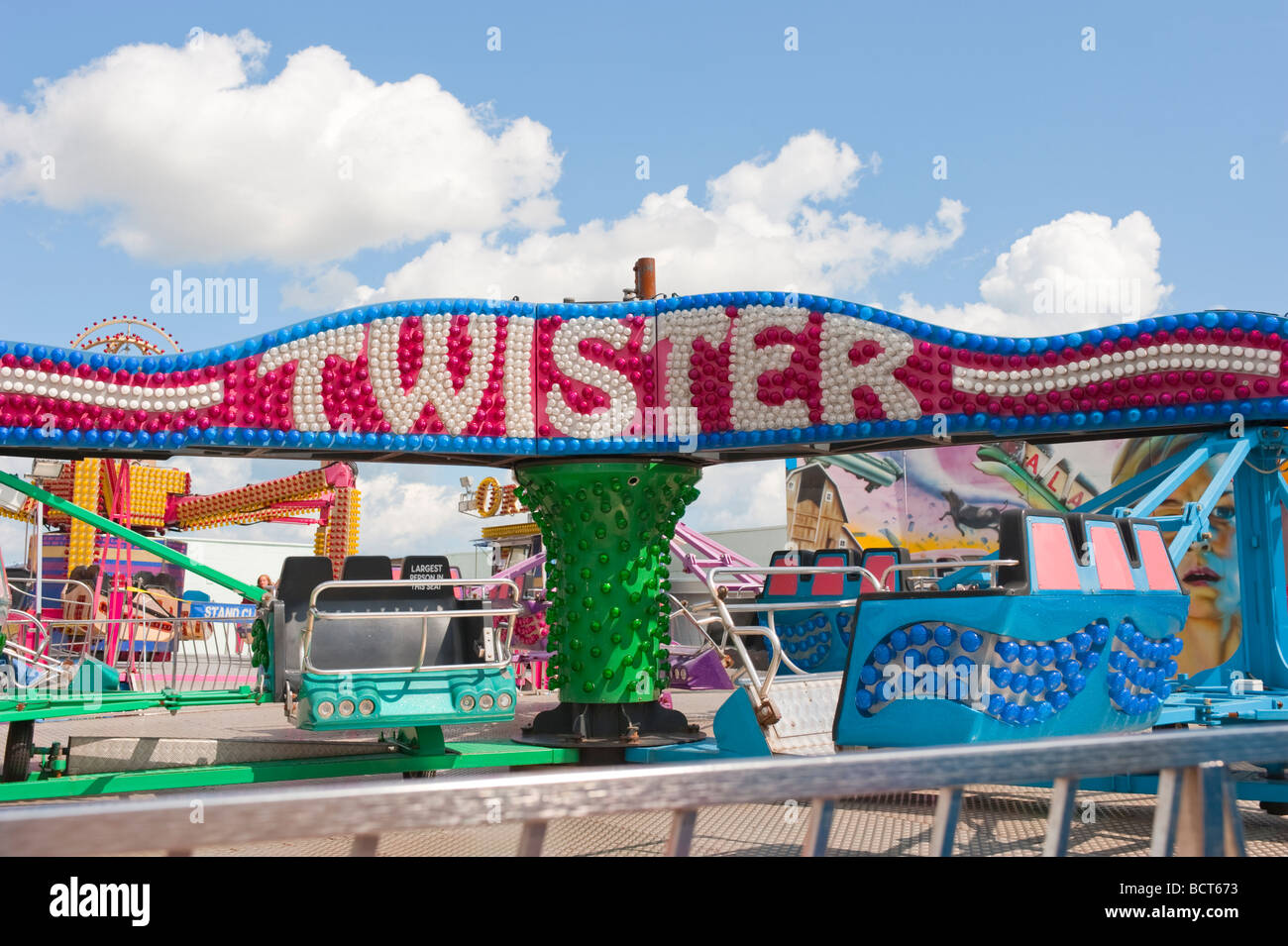 Twister-Fahrt in einem Freizeitpark. Stockfoto