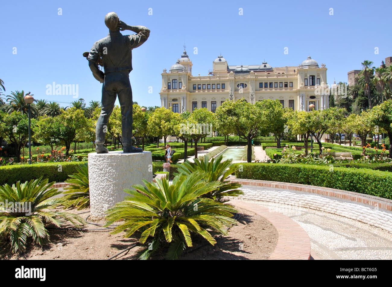 Jardines de Pedro Luis Alonso und Ayuntamiento, Malaga, Costa Del Sol, Provinz Malaga, Andalusien, Spanien Stockfoto