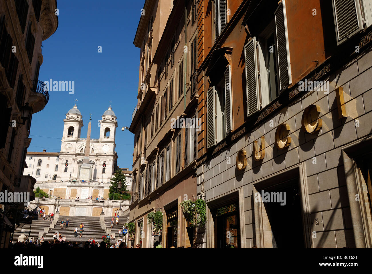Rom Italien die Einkaufsstraße via dei Condotti & der Kirche Trinita dei Monti an der Piazza di Spagna Stockfoto