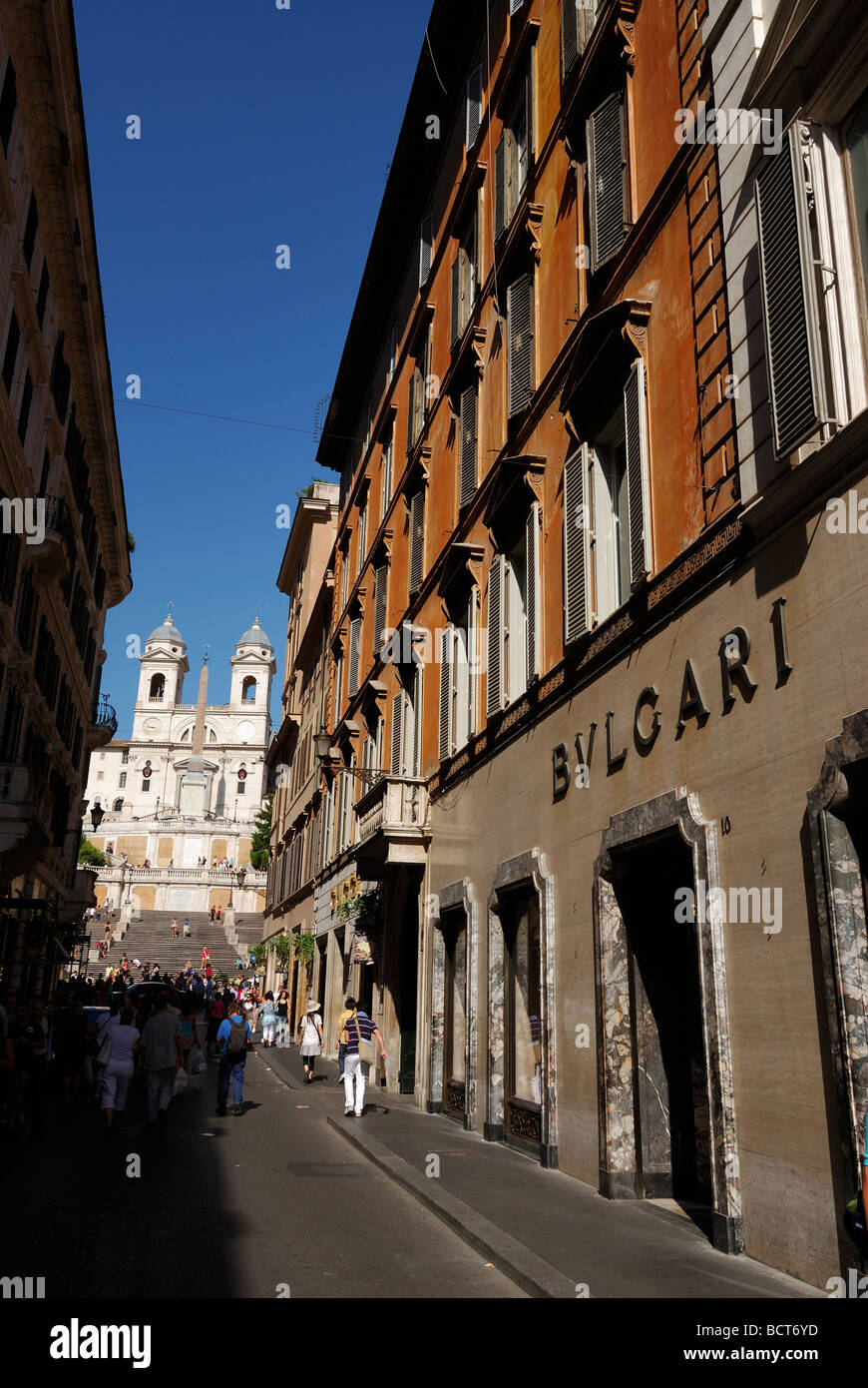 Rom Italien die Einkaufsstraße via dei Condotti & der Kirche Trinita dei Monti an der Piazza di Spagna Stockfoto