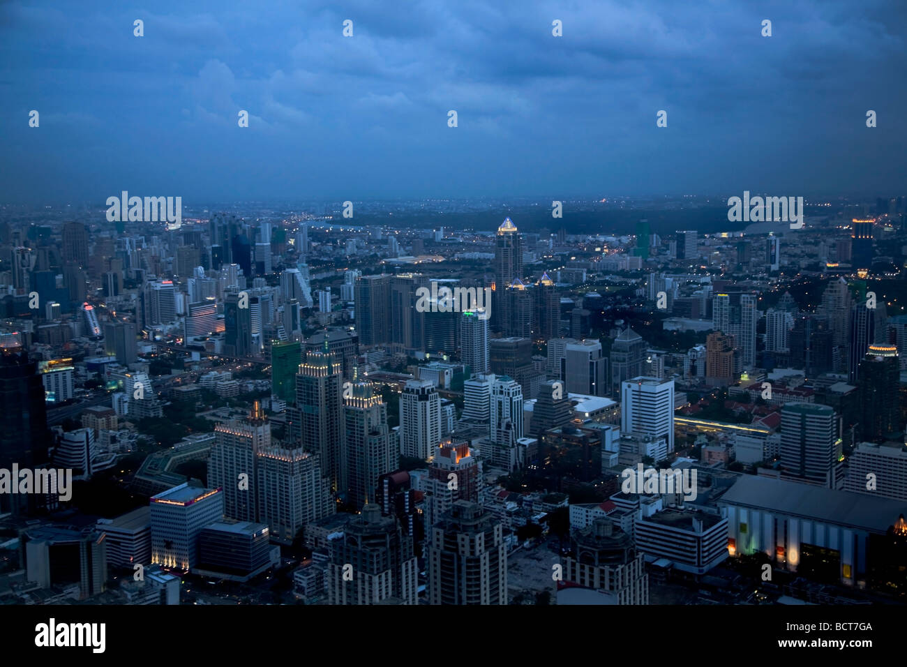 Bangkok in der Abenddämmerung, Blick vom Baiyoke Tower. Stockfoto