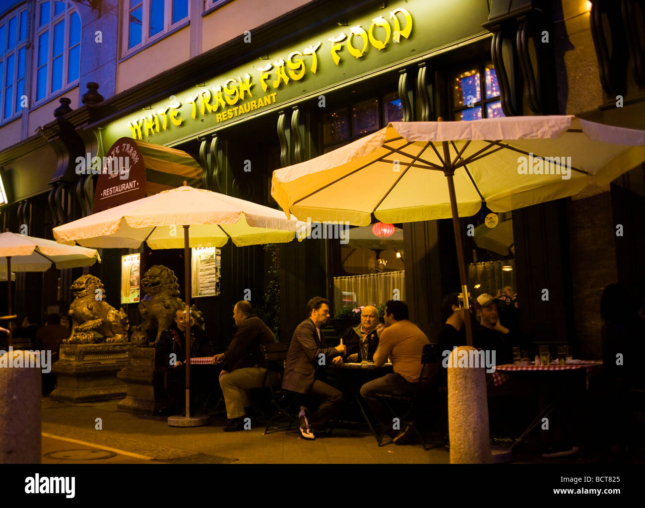 Trendige Pub und touristischen Magnet White Trash Fast Food, Schönhauser Allee, Prenzlauer Berg Bezirk, Berlin, Deutschland, Europa Stockfoto