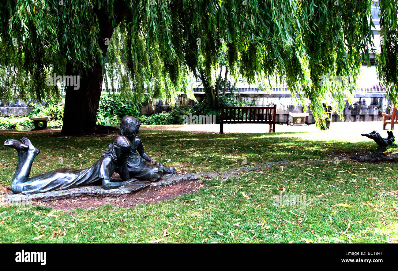 Alice im Wunderland, Schwester und Kaninchen bronze Figuren Guildford