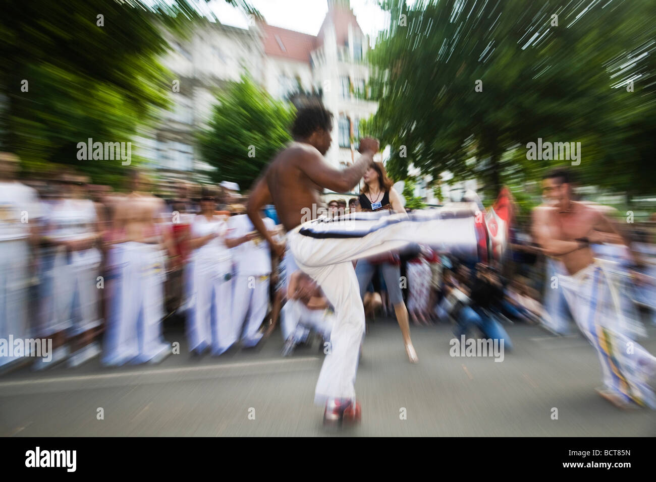 Tanzen offen-chested Mann auf dem Karneval der Kulturen-Karneval der Kulturen, Bezirk Kreuzberg, Berlin, Deutschland, Europa Stockfoto