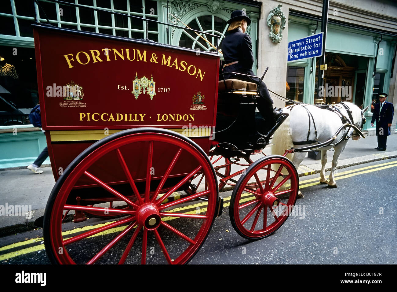 Historische hackney Trainer Fortnum & Mason, Feinkost speichern, Jermyn Street, Piccadilly, London, England, UK, Europa Stockfoto