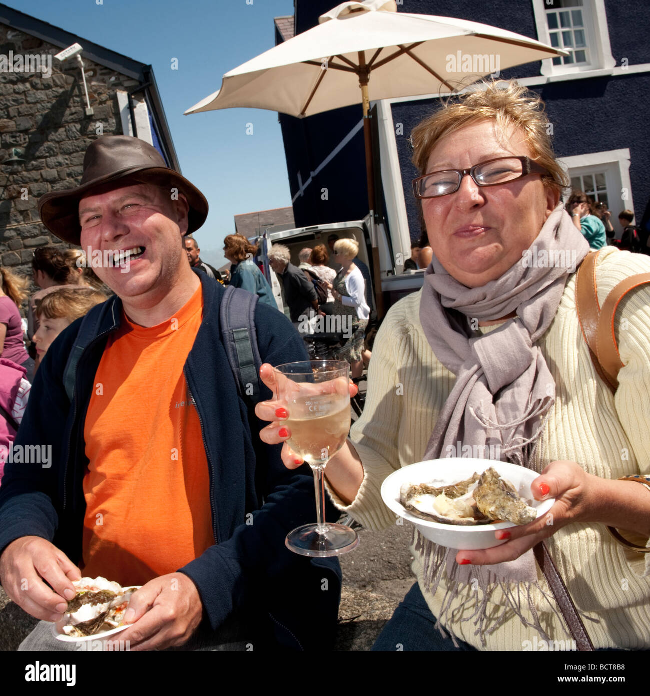 Zwei glückliche Menschen genießen essen Austern beim Cardigan Bay Seafood Festival 2009 Aberaeron Ceredigion Wales UK Stockfoto