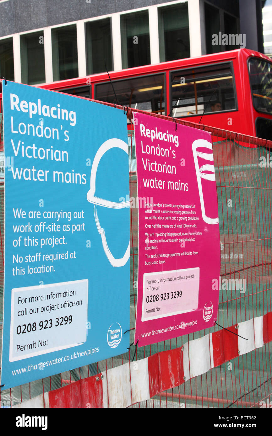 Ein London-Bus durch Straße arbeitet für Thames Water viktorianischen Wasserleitungen Austauscharbeiten. Stockfoto