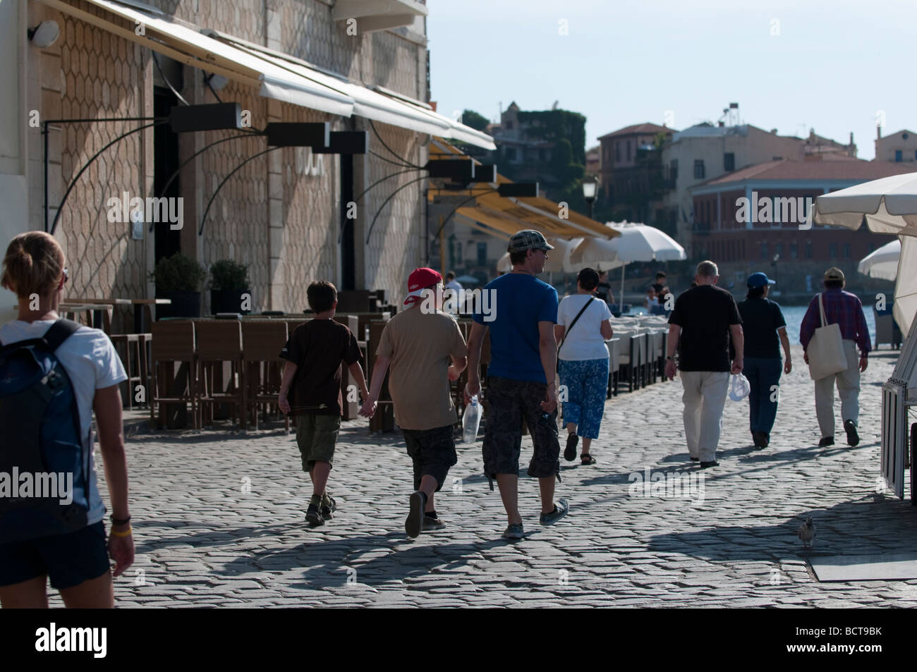 Touristen gehen Sie durch die gepflasterten Gassen in der Altstadt von Chania, Kreta, Griechenland. Stockfoto