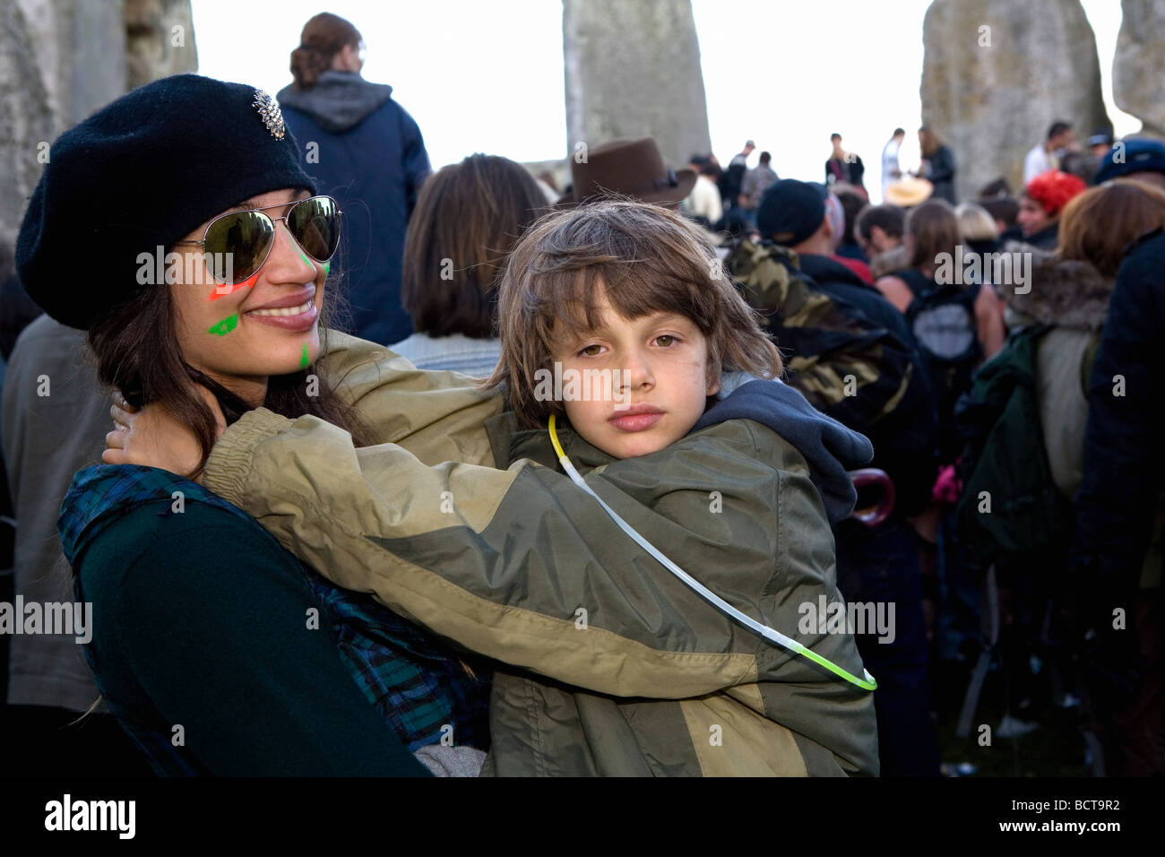 Mutter und Sohn feiern zur Sommersonnenwende in Stonehenge am 21. Juni 2009 in der Nähe von Amesbury, England Stockfoto