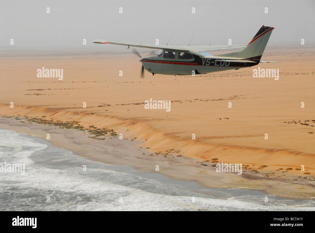 Kleines Flugzeug fliegt über die Skelettküste, Kaokoveld, Namibia, Afrika Stockfoto