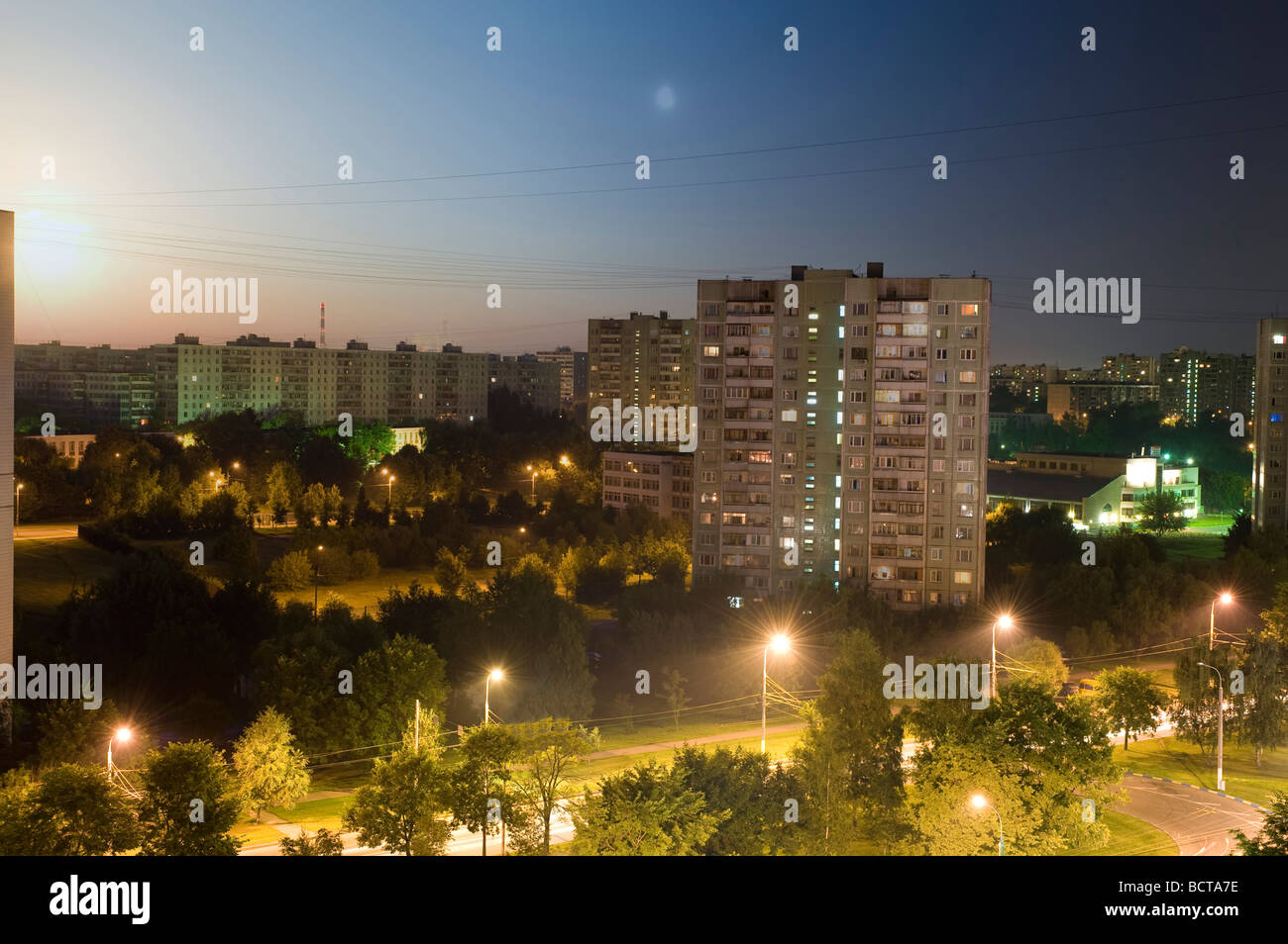 Stadt malerische Panel Wohnungsbau in Tag und Nacht Stockfoto