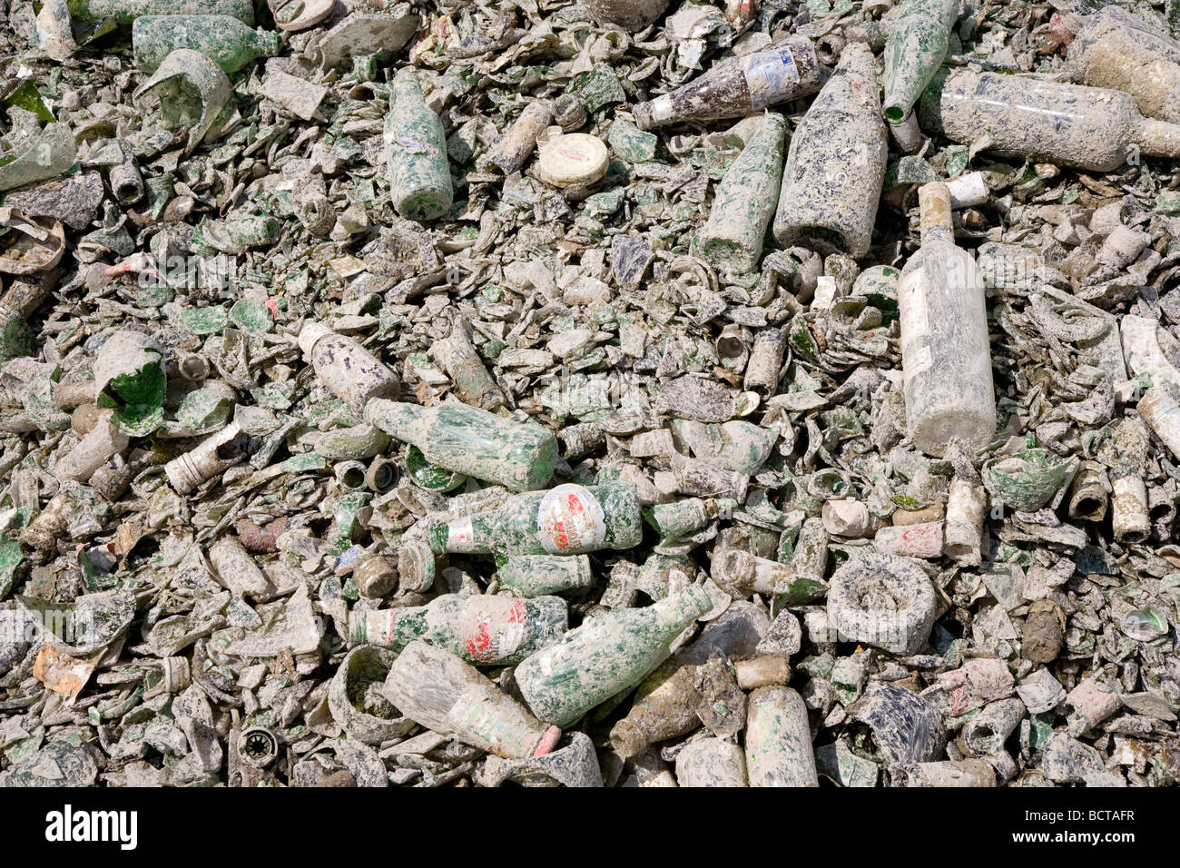 Flaschen in öffentlichen Recyclingmaterialien gebrochen Stockfoto