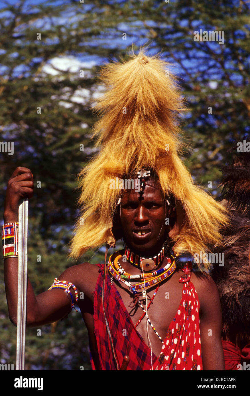 Masai, tragen eine Löwenmähne als eine Zierde, Amboseli Nationalpark, Kenia Stockfoto