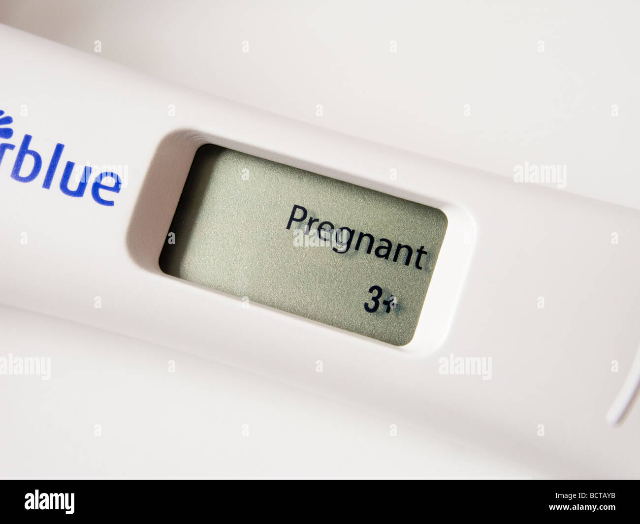 Ein Schwangerschaftstest Gerät zeigt ein positives Ergebnis schwangeres auf dem LCD-Display. Stockfoto