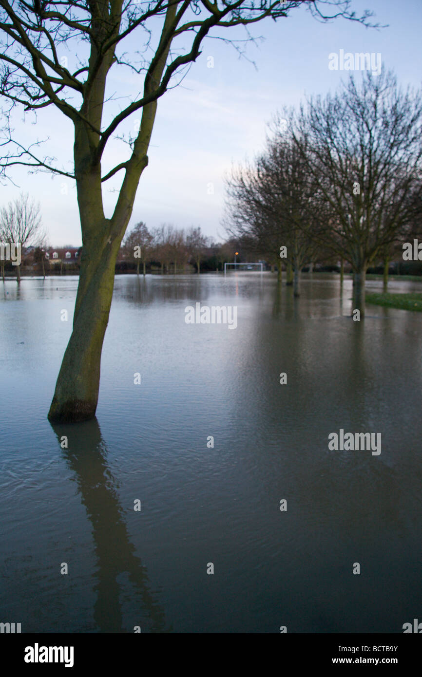 Ein Fußballfeld unter Flutwasser aus dem Fluss Colne in Colchester Essex Stockfoto