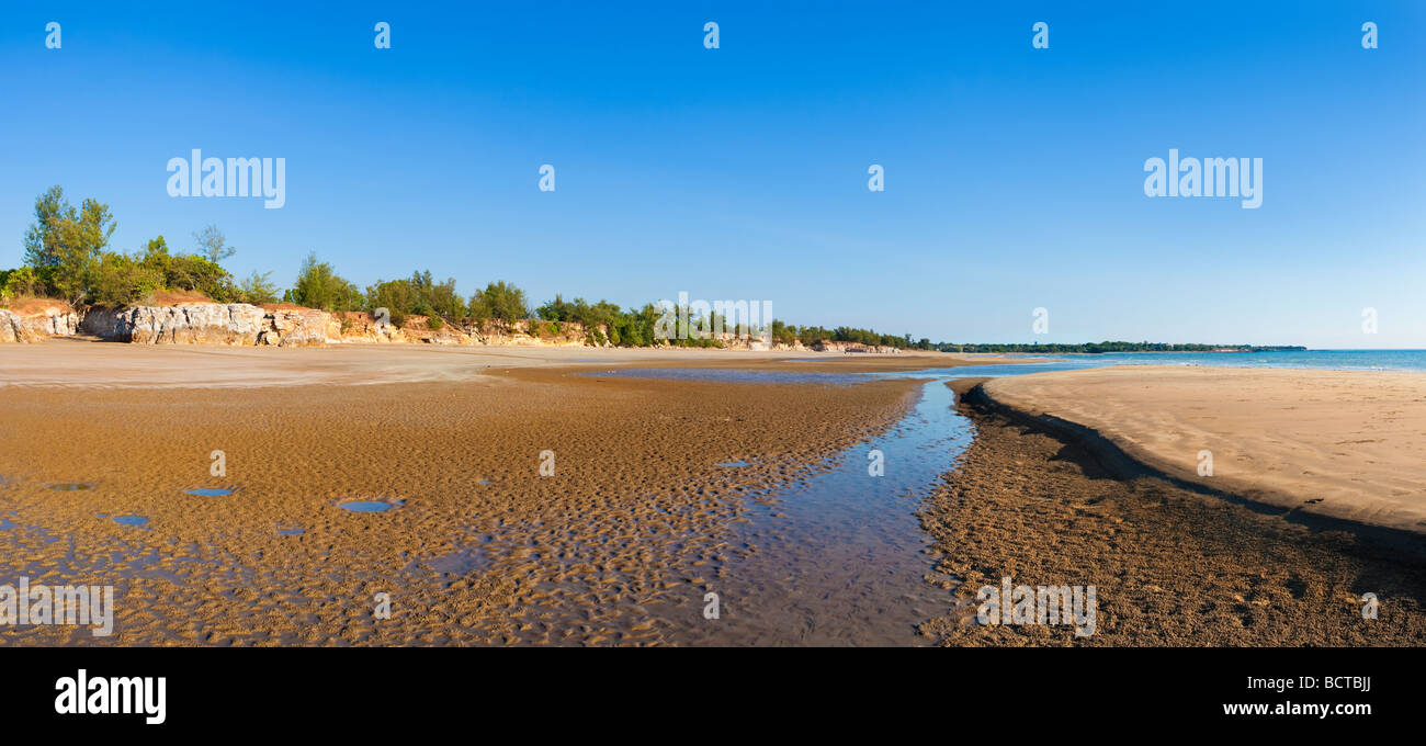 Tropfsteinhöhle Klippen und Strand von Casuarina Küstenreservat in Darwin, Australien Stockfoto