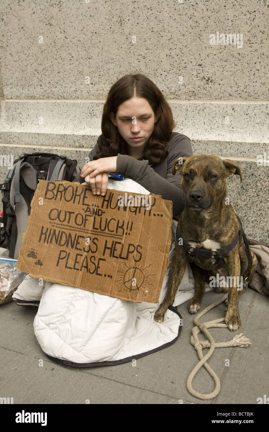 Junge Obdachlose Bettelei am Broadway im financial District von New York City Stockfoto