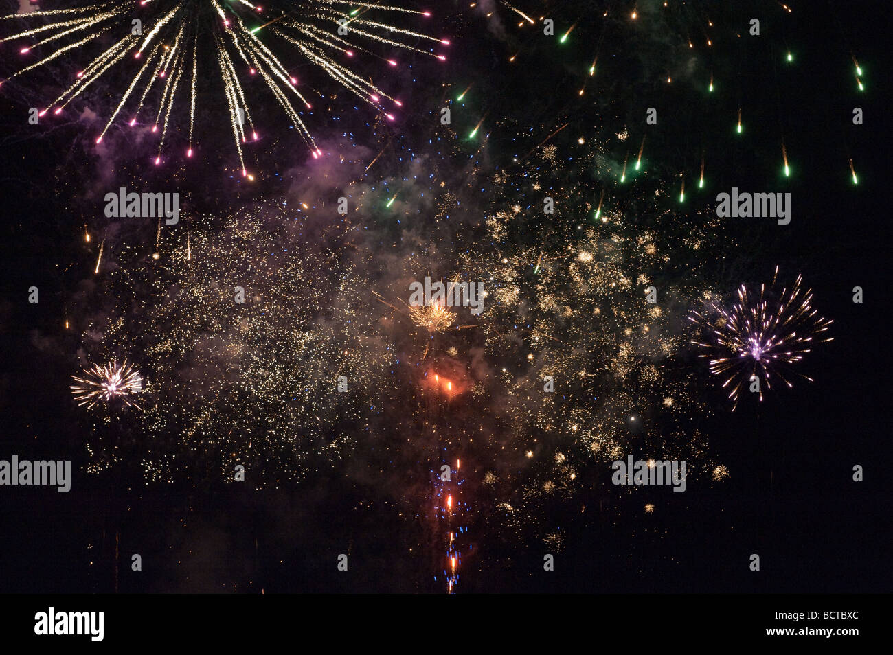Feuerwerk für Nationalfeiertag 14. Juli Honfleur Frankreich Stockfoto