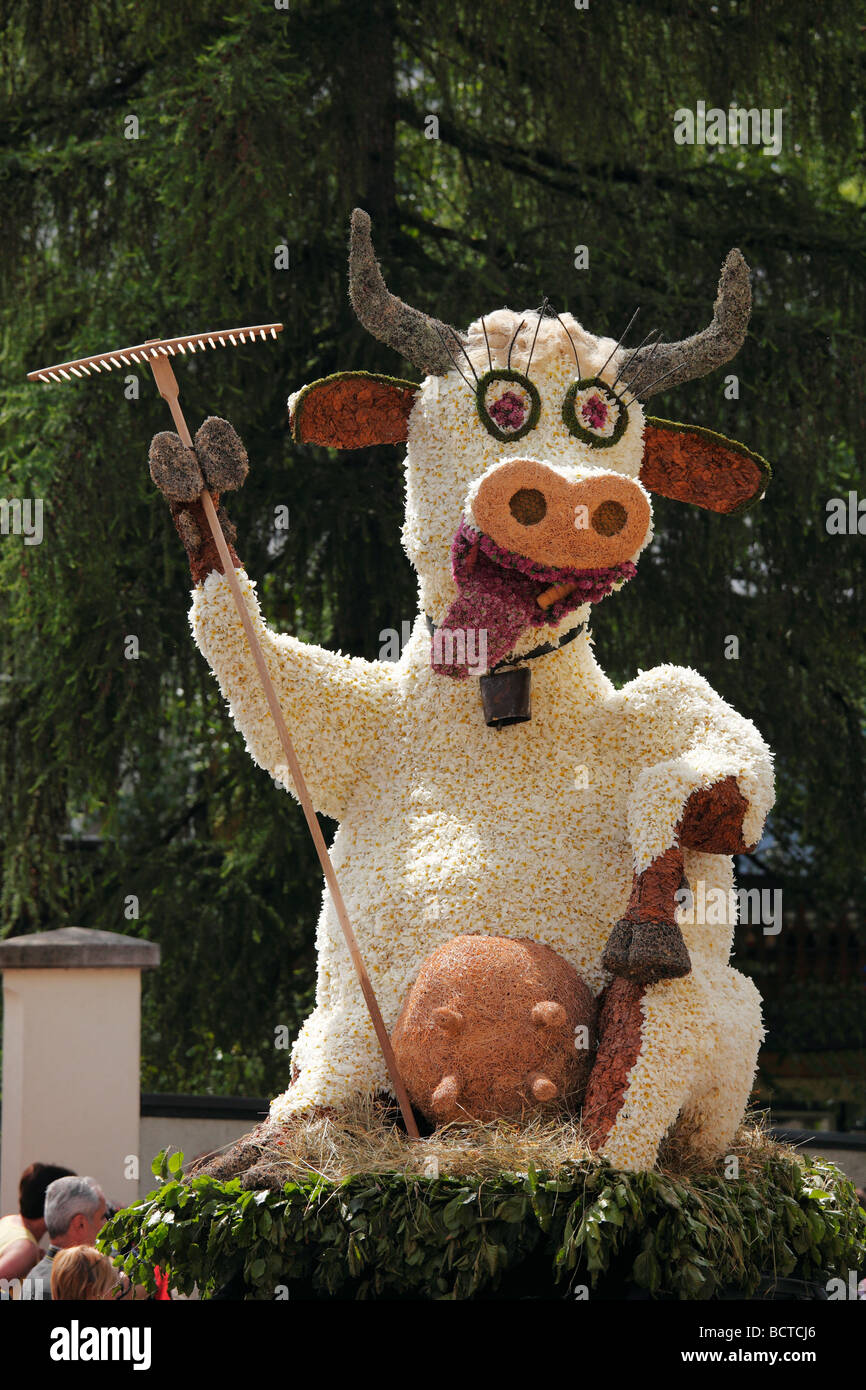 Kuh Figur aus Narzissen mit Rechen, Narzissenfest Narcissus-Festival in Bad Aussee, Ausseer Land, Salzkammergut-Region, Steiermark, Stockfoto