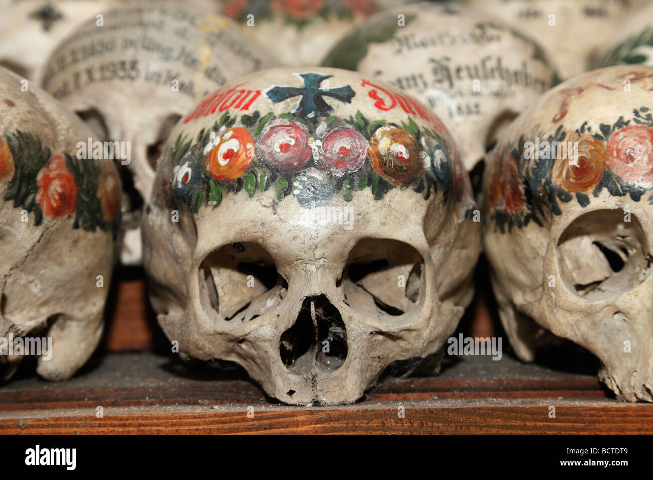 Schädel in das Beinhaus, Karner St. Michaelskapelle St. Michael Cchapel, Hallstatt, Salzkammergut, Oberösterreich, Österreich Stockfoto