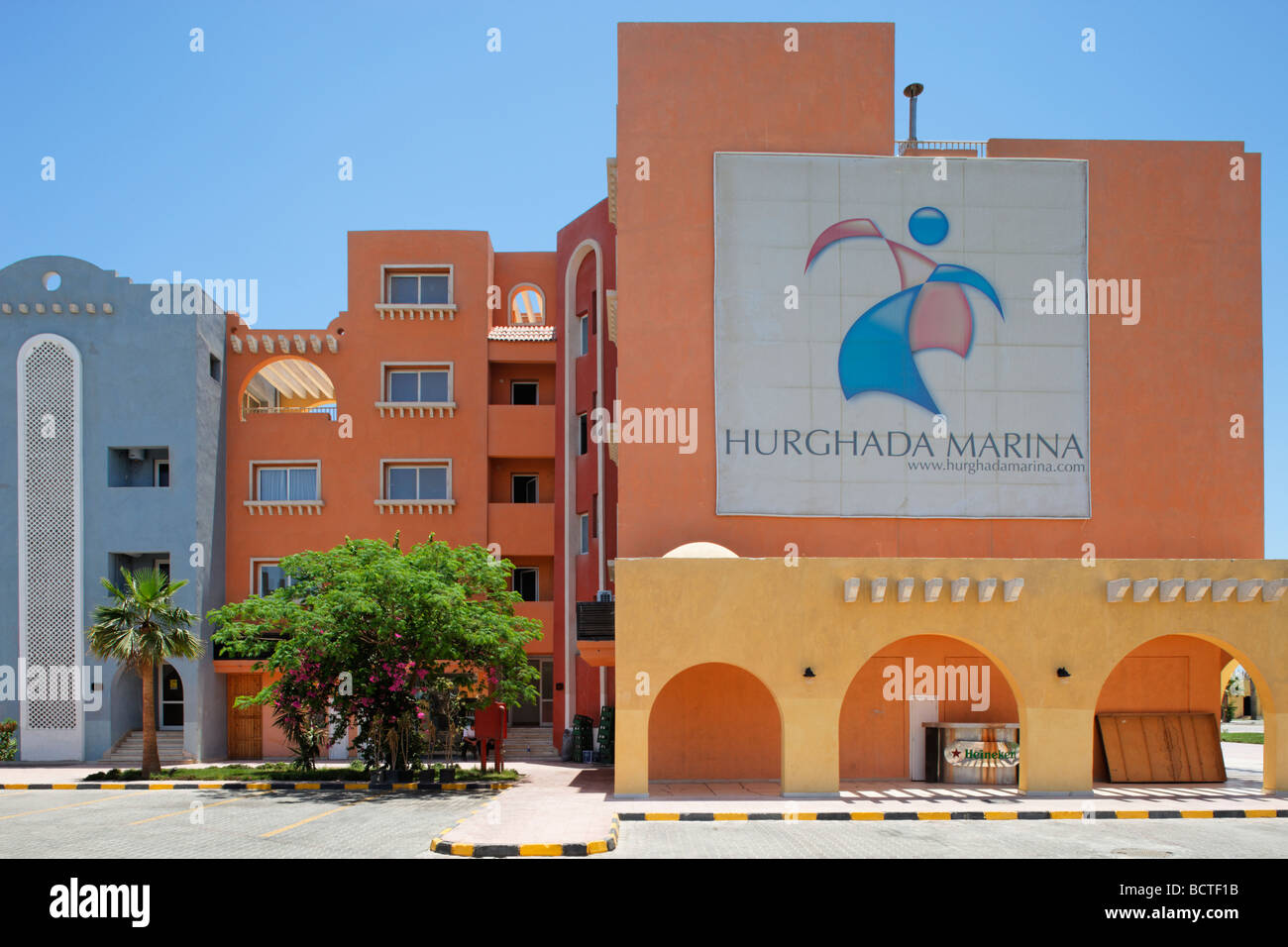 Häuser mit Logo der Marina, Hurghada, Ägypten, Rotes Meer, Afrika Stockfoto